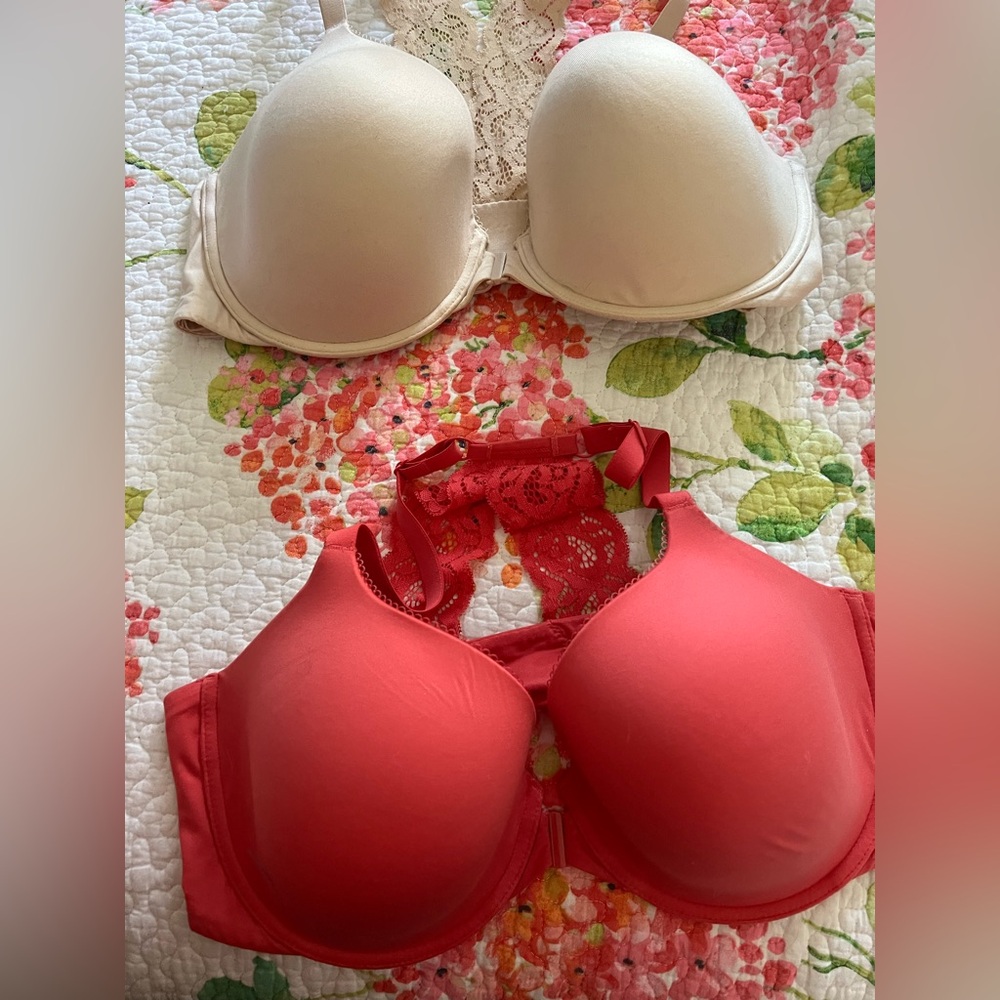 Victoria’s Secret Bras 38DD (2) excellent condition. ONLY $21. For BOTH!!